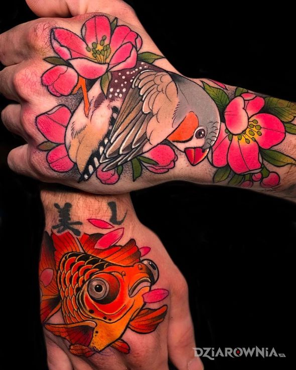 Tatuaż karpik w motywie kwiaty i stylu japońskie / irezumi na dłoni