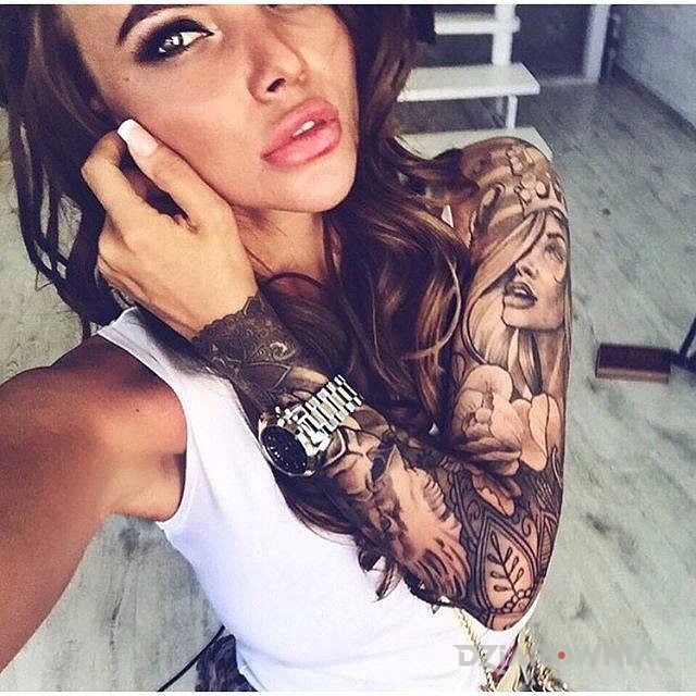 Tatuaż rękaw u dziewczyny w motywie rękawy na ramieniu