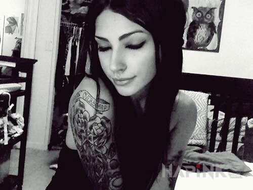 Tattoo Czarnulka z dziarami in flowers motif on the upper arm