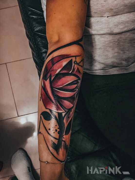 Tattoo Róża in flowers motif and graphic / illustrative style on the forearm
