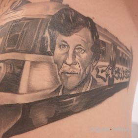 Tatuaż Śp?Tato? na żebrach motyw: twarze styl: realistyczne