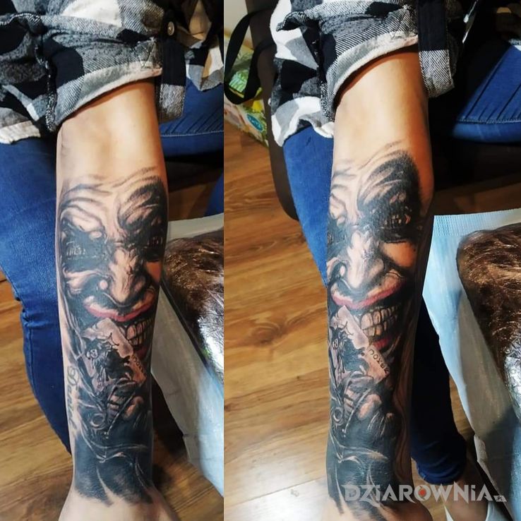 Tatuaż joker w motywie mroczne i stylu realistyczne na przedramieniu