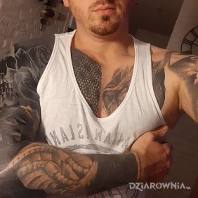 Tatuaż Black projekt na przedramieniu motyw: kwiaty styl: blackwork / blackout