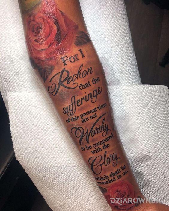 Tatuaż napis z rozami w motywie kolorowe i stylu realistyczne na przedramieniu