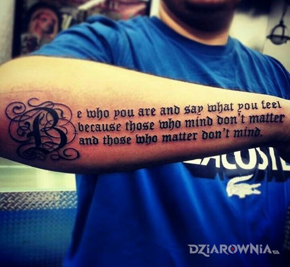 Tatuaż badz tym kim jestes w motywie napisy i stylu kaligrafia na przedramieniu