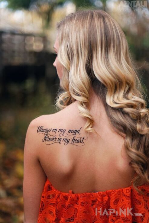 Tattoo Zawsze ze mna in lettering motif and calligraphy style on the shoulder blades