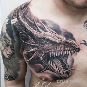 Tatuaż Groźny smok ? na klatce motyw: czarno-szare styl: realistyczne