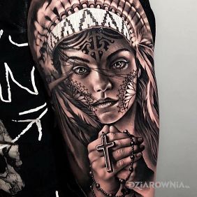 Tatuaż Indianka z różańcem na ramieniu motyw: czarno-szare styl: realistyczne