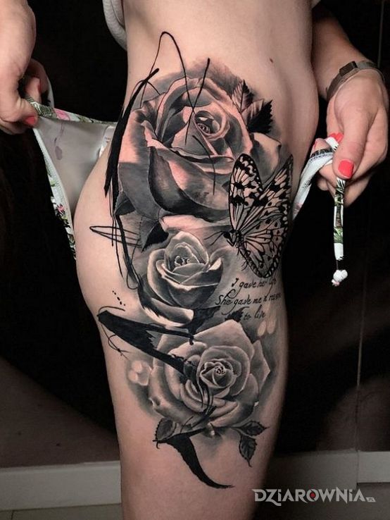 Tatuaż 3 róże i motyl w motywie czarno-szare i stylu realistyczne na nodze