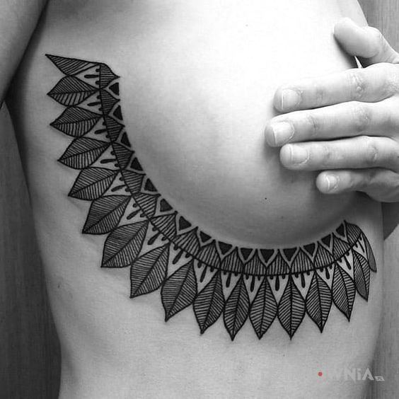 Tatuaż listki przy piersi w motywie pozostałe i stylu graficzne / ilustracyjne na piersiach