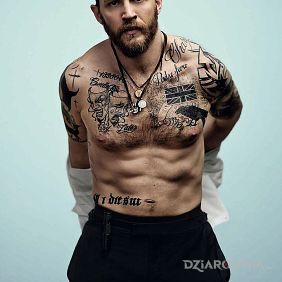 Tatuaż Tom Hardy na brzuchu motyw: czarno-szare styl: graficzne / ilustracyjne