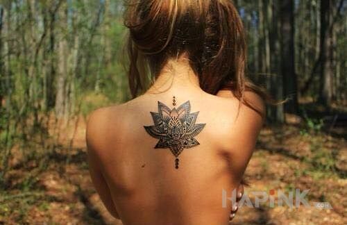 Tattoo Kwiat na plecach in flowers motif on the back