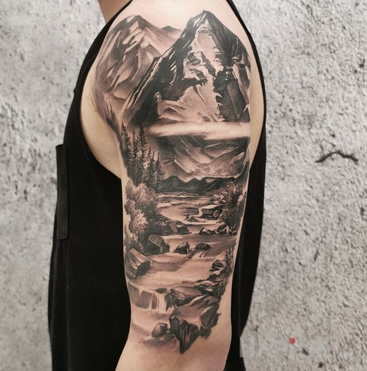 Tattoo Góry in 3D motif and realistic style on the upper arm
