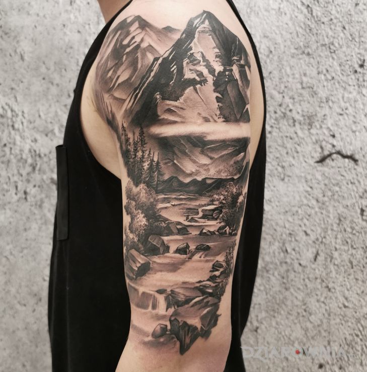 Tatuaż góry w motywie 3D i stylu realistyczne na ramieniu