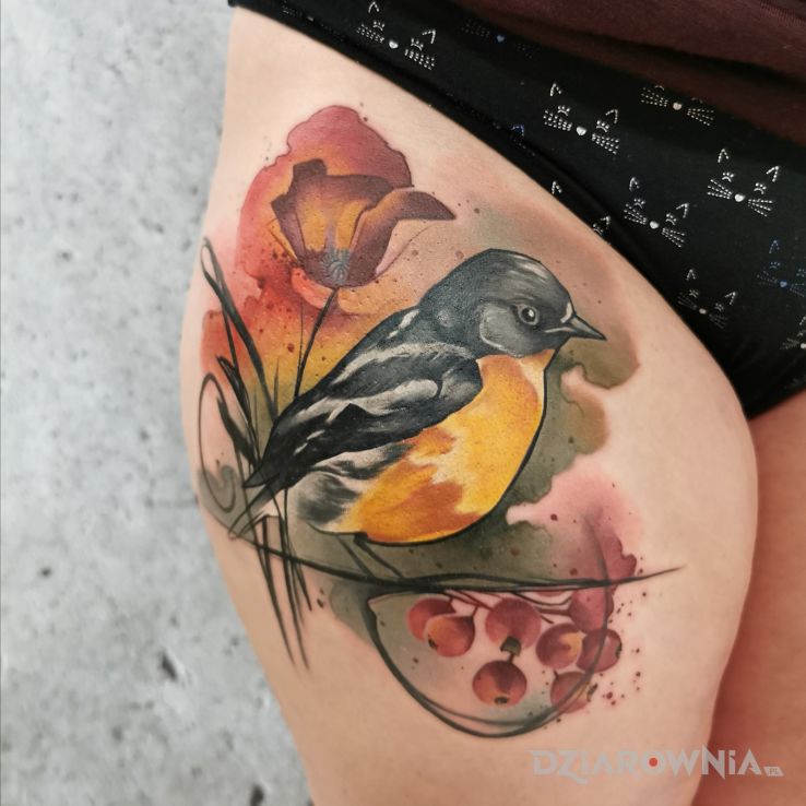 Tatuaż cover up - gil na gałązce w motywie kolorowe i stylu watercolor na nodze