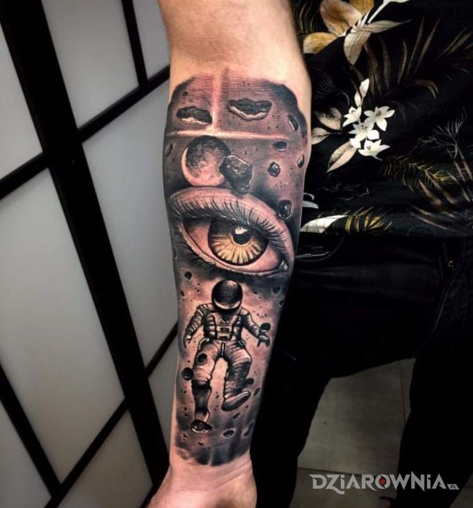 Tatuaż cosmonaut eye w motywie postacie i stylu realistyczne na przedramieniu