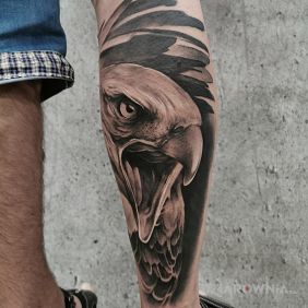 Tatuaż Orzeł na łydce motyw: czarno-szare styl: realistyczne