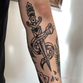 Tatuaż Sztylet / Wąż na przedramieniu motyw: zwierzęta styl: oldschool