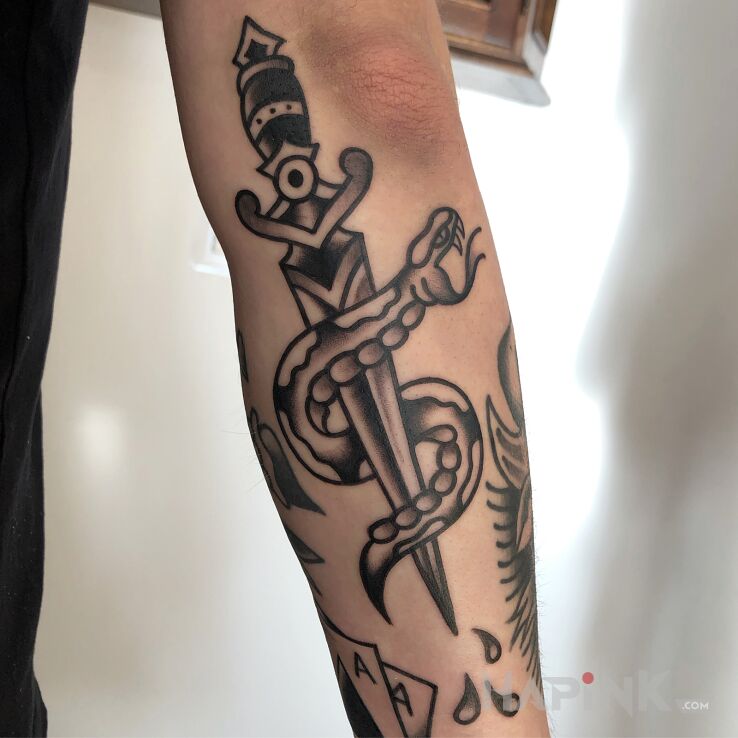 Tattoo Sztylet / Wąż in objects motif and oldschool style on the forearm