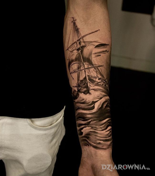Tatuaż statek i fale w motywie pozostałe na przedramieniu