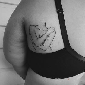 Tatuaż Ciało pozytywny tatoo na łopatkach motyw: napisy styl: kontury / linework