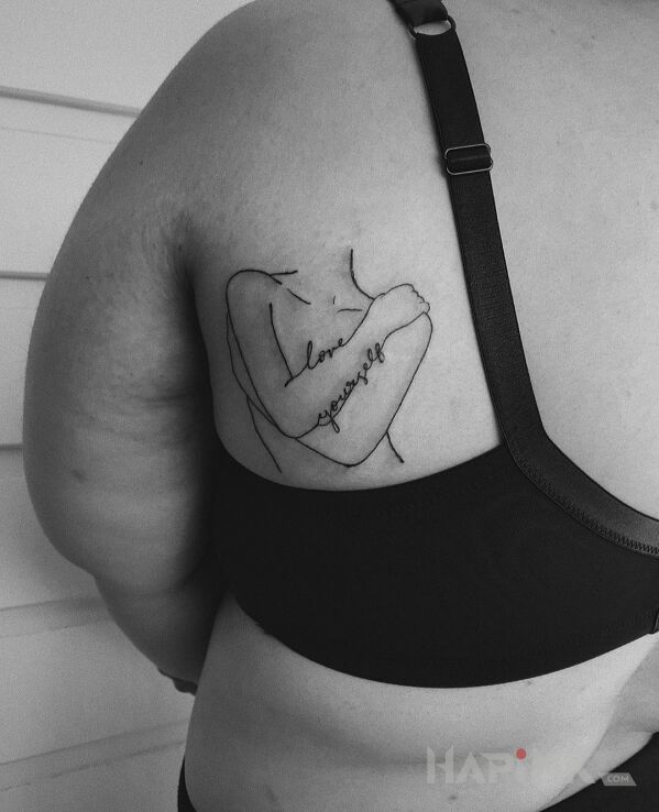 Tattoo Ciało pozytywny tatoo in black and gray motif and contour / linework style on the shoulder blades