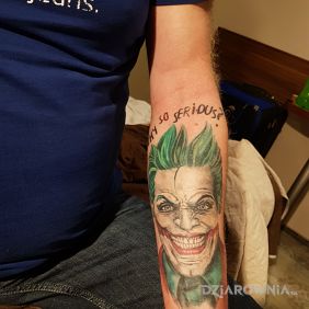 Tatuaż Joker na przedramieniu motyw: kolorowe styl: graficzne / ilustracyjne