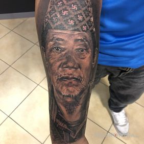 Tatuaż Portret dziadka z Nepalu na przedramieniu motyw: twarze styl: realistyczne