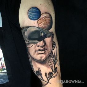 Tatuaż Kosmos w głowie na ramieniu motyw: kosmos styl: graficzne / ilustracyjne