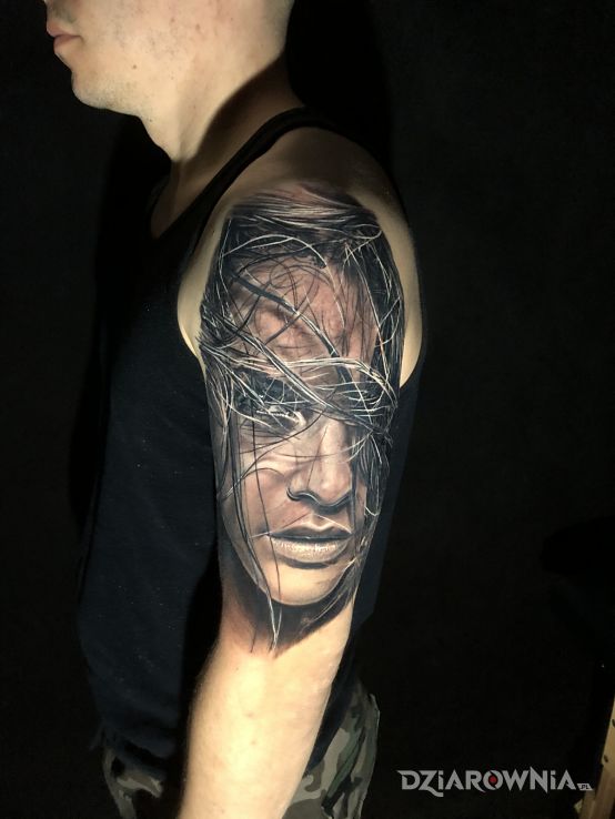Tatuaż portret dziewczyny w motywie 3D i stylu realistyczne na ramieniu