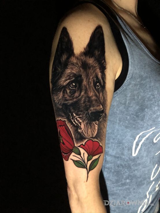 Tatuaż pies z makami w motywie zwierzęta i stylu realistyczne na ramieniu