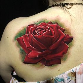 Tatuaż Róża na łopatkach motyw: kolorowe styl: realistyczne