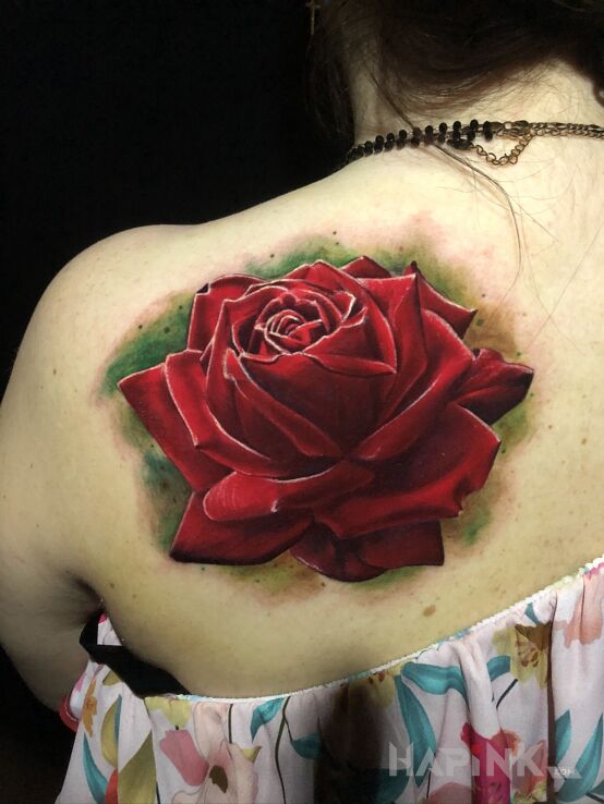Tattoo Róża in colorful motif and realistic style on the shoulder blades