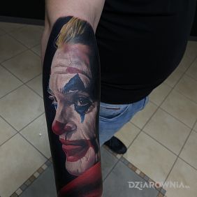 Tatuaż Joker na przedramieniu motyw: 3D styl: realistyczne