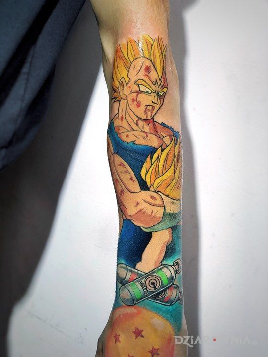 Tatuaż dragon ball vegeta hugs trunks w motywie kolorowe i stylu graficzne / ilustracyjne na przedramieniu