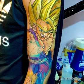 Tatuaż Dragon Ball Son Gohan SSJ2 (One-hand Kamehameha) na przedramieniu motyw: kolorowe styl: kreskówkowe / komiksowe