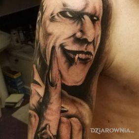Tatuaż Mieszany na ramieniu motyw: twarze styl: realistyczne