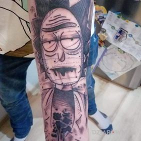 Tatuaż Rick na przedramieniu motyw: science fiction styl: szkic