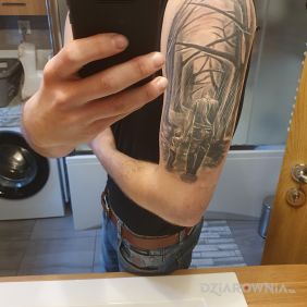 Tatuaż Ojciec i syn na ramieniu motyw: postacie styl: realistyczne