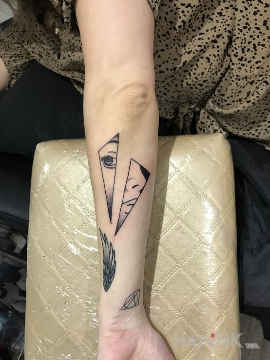 Tattoo Kobieta in black and gray motif and minimalistic style on the forearm
