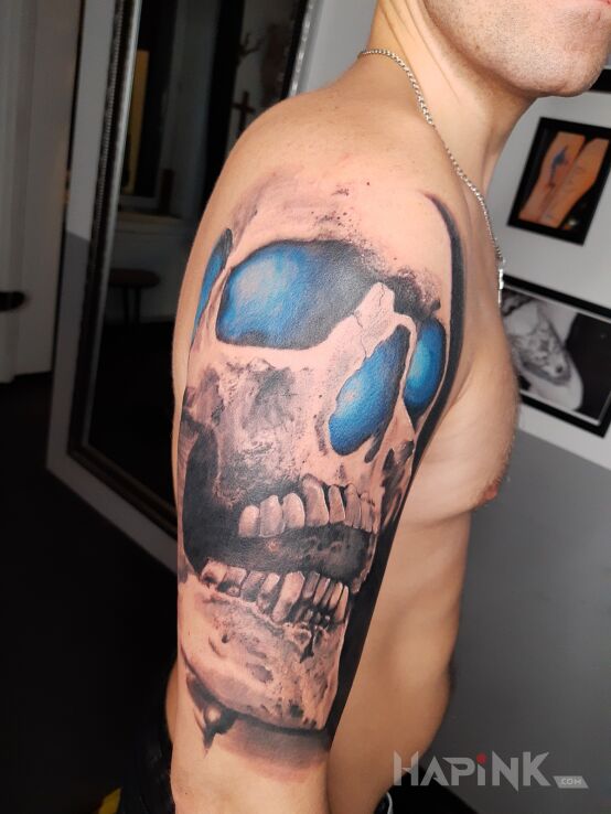 Tattoo Czaszka in black and gray motif and realistic style on the upper arm
