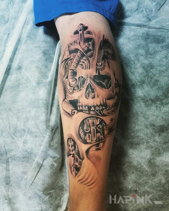 Tattoo Mój 3 ? in skulls motif and biomechanics style on the calf