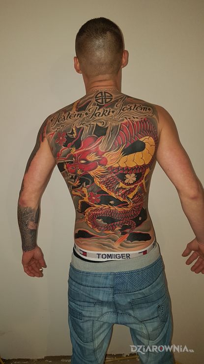 Tatuaż droga samuraja dwa w motywie smoki i stylu japońskie / irezumi na łopatkach