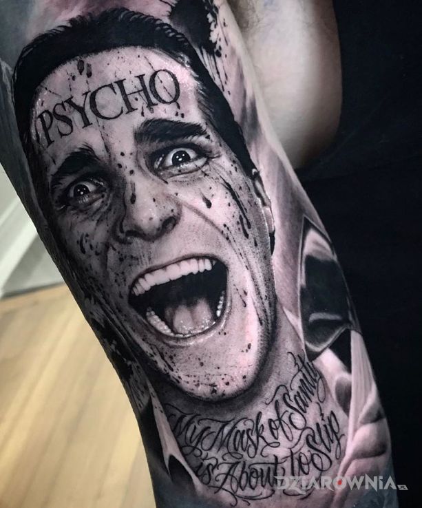 Tatuaż christian bale - psycho w motywie 3D i stylu kaligrafia na ramieniu