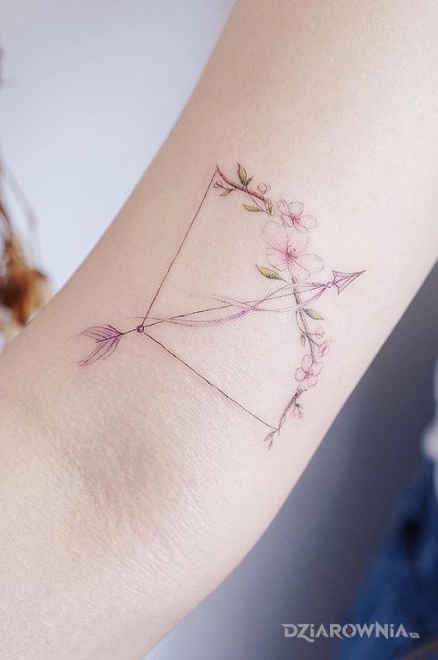 Tatuaż kwiatowy łuk w motywie przedmioty i stylu graficzne / ilustracyjne na ramieniu