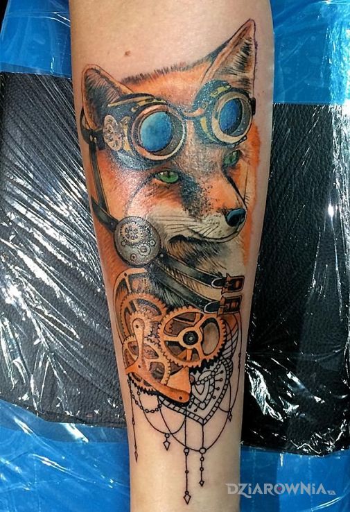 Tatuaż lis w steampunku w motywie steampunk i stylu realistyczne na przedramieniu