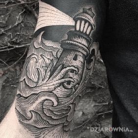 Tatuaż Latarnia morska na ramieniu motyw: pozostałe styl: rycinowe / grawiurowe