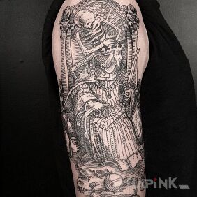 Tattoo On the king's head on the upper arm motif: black and gray style: engravings / gravure