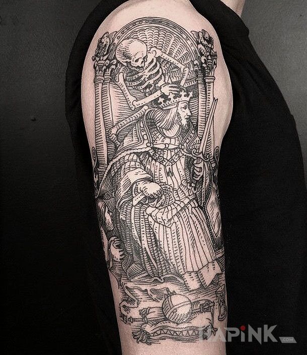 Tattoo Na głowie króla in black and gray motif and engravings / gravure style on the upper arm