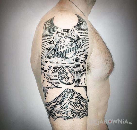 Tatuaż kosmiczny widok w motywie czarno-szare i stylu rycinowe / grawiurowe na ramieniu